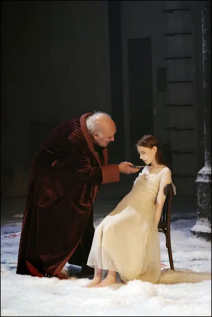 Julie Marie Parmentier et Michel Piccoli dans LE ROI LEAR de Shakespeare, mise en scène André Engel, Théâtre de l'Odéon Berthier, Paris, 2007. Photo Pascal Gély, Agence Bernand.