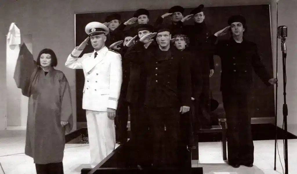 DANS LE RÔLE DE LA VICTIME des frères Presniakov, mise en scène K. Serebrennikov, Théâtre d'Art de Moscou, juin 2004. Photo Oleg Tchernous.