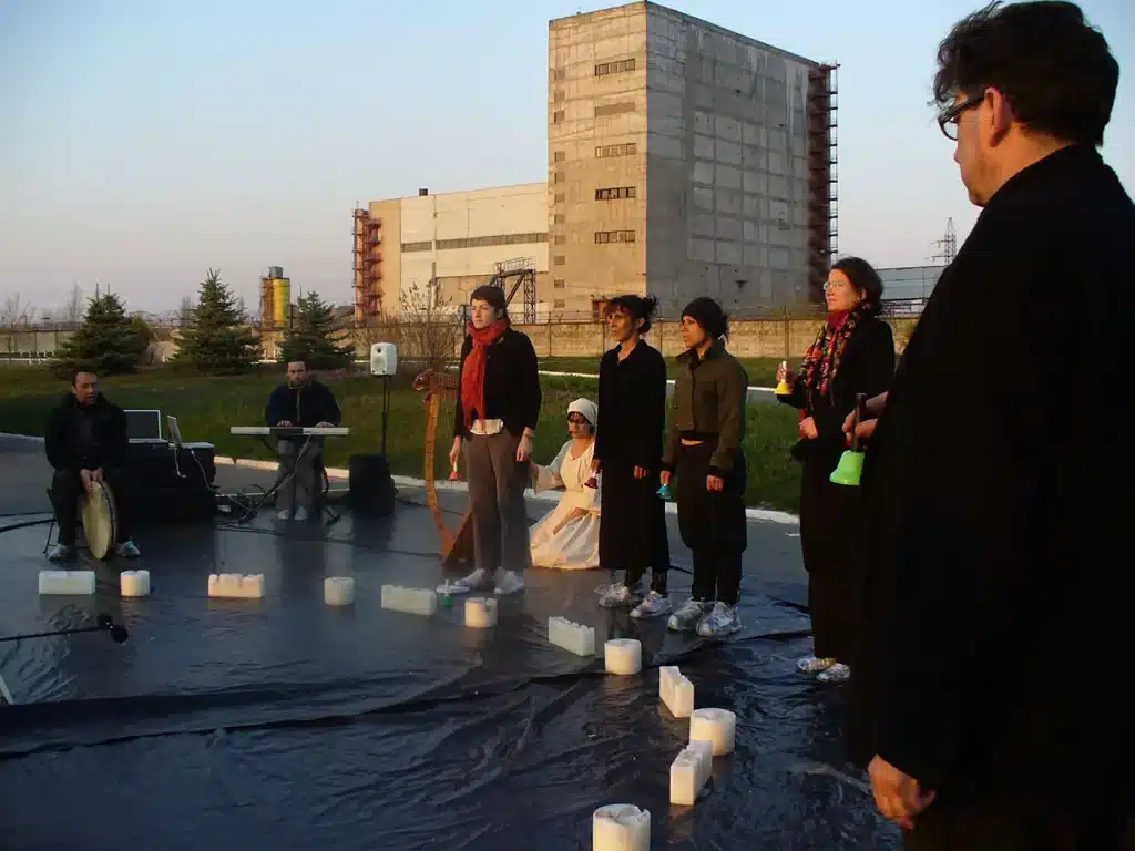 Pascal Rueff, Alan Blum, Mathilde Gay, Morgan, Christine Bard, Véronique Pilia, Cornelia Koller et Bruno Boussagol dans LA DIAGONALE DE TCHERNOBYL le 25 avril 2006 devant la centrale. Photo André Larivière.