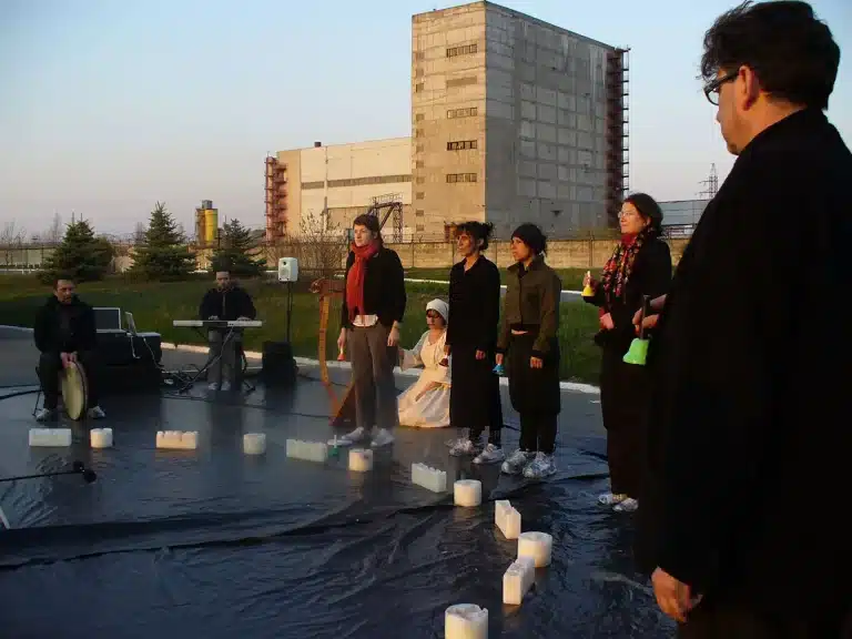 Pascal Rueff, Alan Blum, Mathilde Gay, Morgan, Christine Bard, Véronique Pilia, Cornelia Koller et Bruno Boussagol dans LA DIAGONALE DE TCHERNOBYL le 25 avril 2006 devant la centrale. Photo André Larivière.