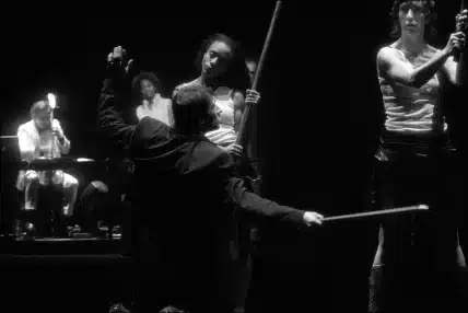 Alessandro Bernardeschi, Mitia Fedotenko, Dorothée Ningabiere Munyaneza, Marta Izquierdo Munoz, Anna Hedman, Graham Valentine dans ICE, d'après Anna Kavan mise en scène François Verret, Théâtre National de Bretagne, 2008. Photo Brigitte Enguerand