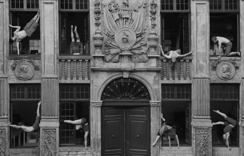 La façade de La Bellone prise d'assaut par CAPRICES de Virginie Jortay et l'ESAC lors du composite «Anti-Été», 26 juin 2008. Photo Mathias Nouel.