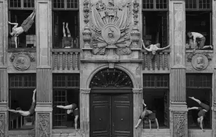 La façade de La Bellone prise d'assaut par CAPRICES de Virginie Jortay et l'ESAC lors du composite «Anti-Été», 26 juin 2008. Photo Mathias Nouel.