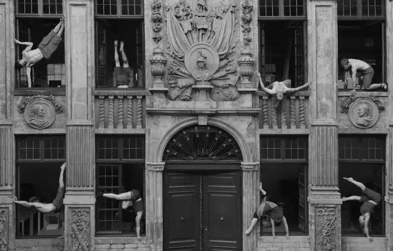 La façade de La Bellone prise d'assaut par CAPRICES de Virginie Jortay et l'ESAC lors du composite «Anti-Été», 26 juin 2008. Photo Mathias Nouel.