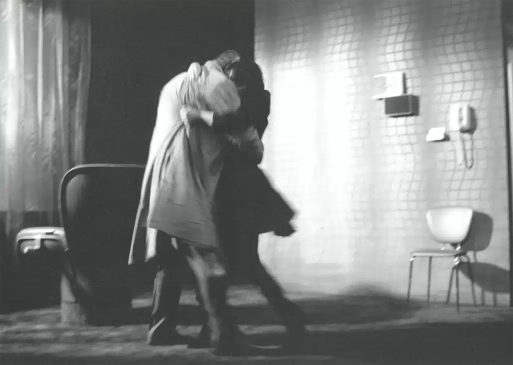 Philippe Jeusette et Valérie Bauchau dans MORT DE CHIEN d’Hugo Claus, décor Vincent Lemaire, lumières et mise en scène Philippe Sireuil, Rideau de Bruxelles, 2009. Photo Daniel Locus.