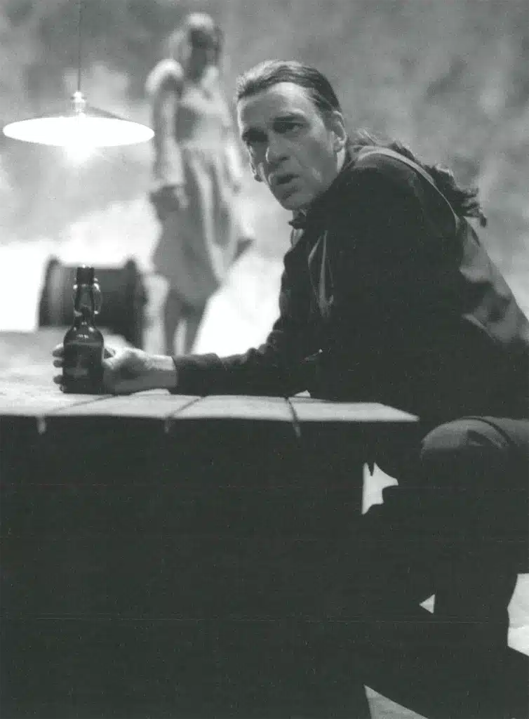 Céline Raller et André Baeyens dans DES COUTEAUX DANS LES POULES de David Harrower, décor Vincent Lemaire, lumières et mise en scène Philippe Sireuil, Manège.Mons, Théâtre de l’ Ancre de Charleroi et La Servante, 2004. Photo Véronique Vercheval.