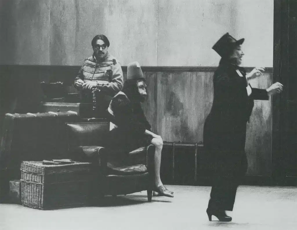 Patrick Descamps, David Quertigniez et Janine Godinas dans Nous, LES HÉROS de Jean-Luc Lagarce, décor Vincent Lemaire, lumières et mise en scène Philippe Sireuil, Théâtre Varia, 2000. Photo Danièle Pierre.