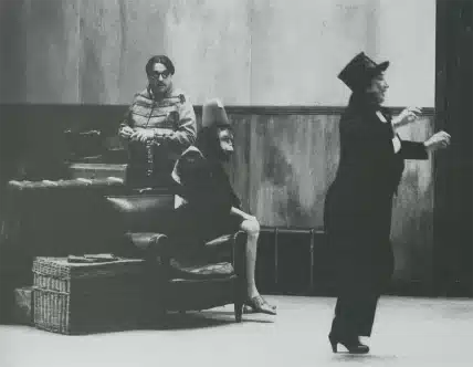 Patrick Descamps, David Quertigniez et Janine Godinas dans Nous, LES HÉROS de Jean-Luc Lagarce, décor Vincent Lemaire, lumières et mise en scène Philippe Sireuil, Théâtre Varia, 2000. Photo Danièle Pierre.