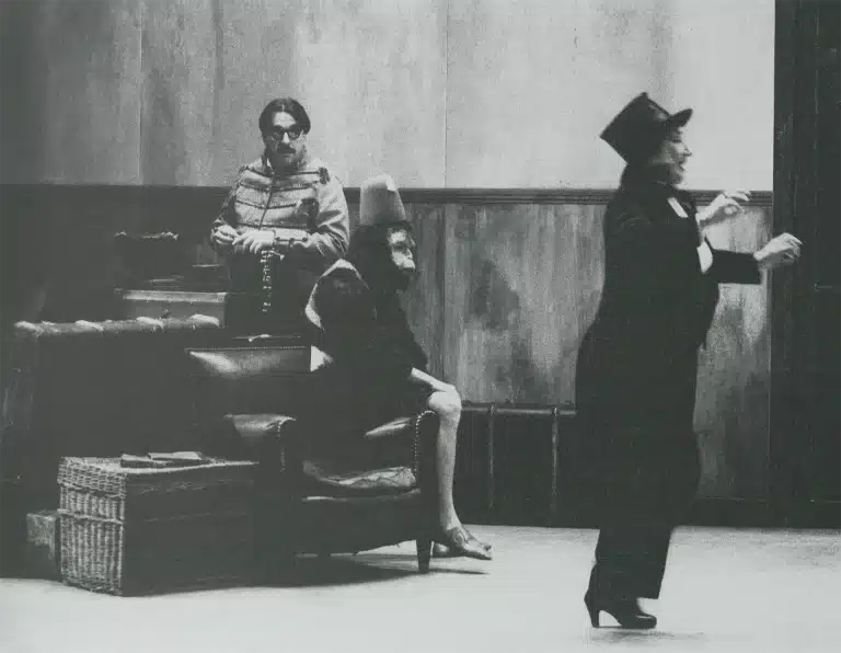 Patrick Descamps, David Quertigniez et Janine Godinas dans Nous, LES HÉROS de Jean-Luc Lagarce, décor Vincent Lemaire, lumières et mise en scène Philippe Sireuil, Théâtre Varia, 2000. Photo Danièle Pierre.