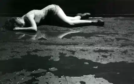 Patricia Mollet-Mercier dans QUAI ÜUEST de Bernard-Marie Koltès, atelier de jeu, direction Philippe Sireuil, La Manufacture, Lausanne, 2005. Photo Jess Hoffman.