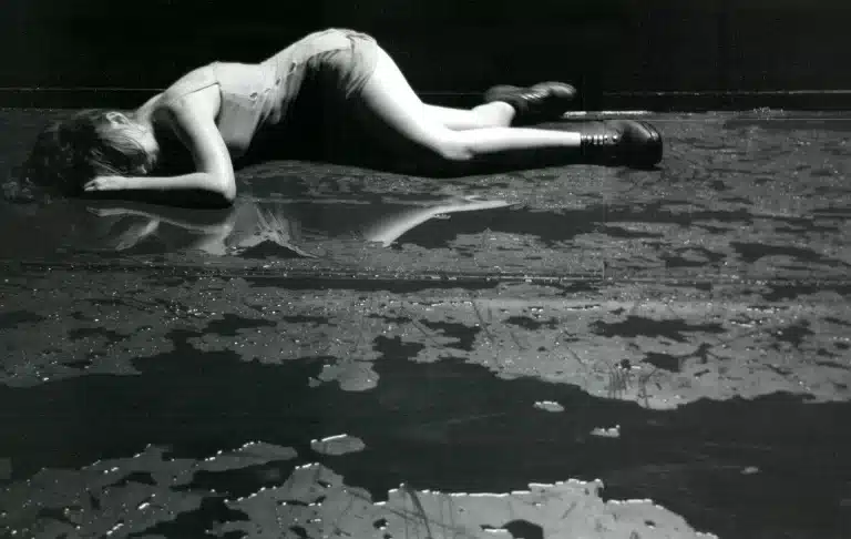 Patricia Mollet-Mercier dans QUAI ÜUEST de Bernard-Marie Koltès, atelier de jeu, direction Philippe Sireuil, La Manufacture, Lausanne, 2005. Photo Jess Hoffman.