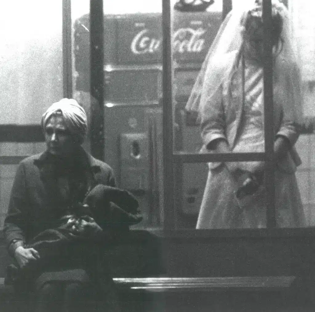 Catherine Bady et Annick Detollenaere dans L’HOMME QUI AVAIT LE SOLEILD ANSS A POCHE de Jean Louvet, décor Jean-Claude De Bemels, lumières et mise en scène Philippe Sireuil, Théâtre du Crépuscule, 1982. Photo Danièle Pierre.