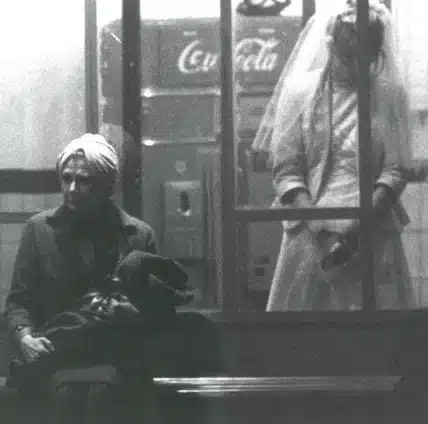 Catherine Bady et Annick Detollenaere dans L’HOMME QUI AVAIT LE SOLEILD ANSS A POCHE de Jean Louvet, décor Jean-Claude De Bemels, lumières et mise en scène Philippe Sireuil, Théâtre du Crépuscule, 1982. Photo Danièle Pierre.