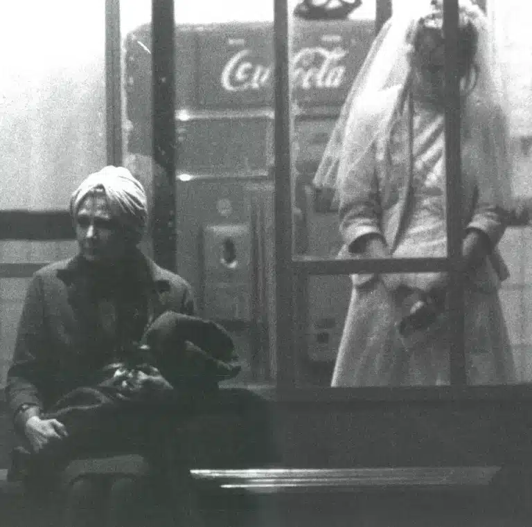 Catherine Bady et Annick Detollenaere dans L’HOMME QUI AVAIT LE SOLEILD ANSS A POCHE de Jean Louvet, décor Jean-Claude De Bemels, lumières et mise en scène Philippe Sireuil, Théâtre du Crépuscule, 1982. Photo Danièle Pierre.