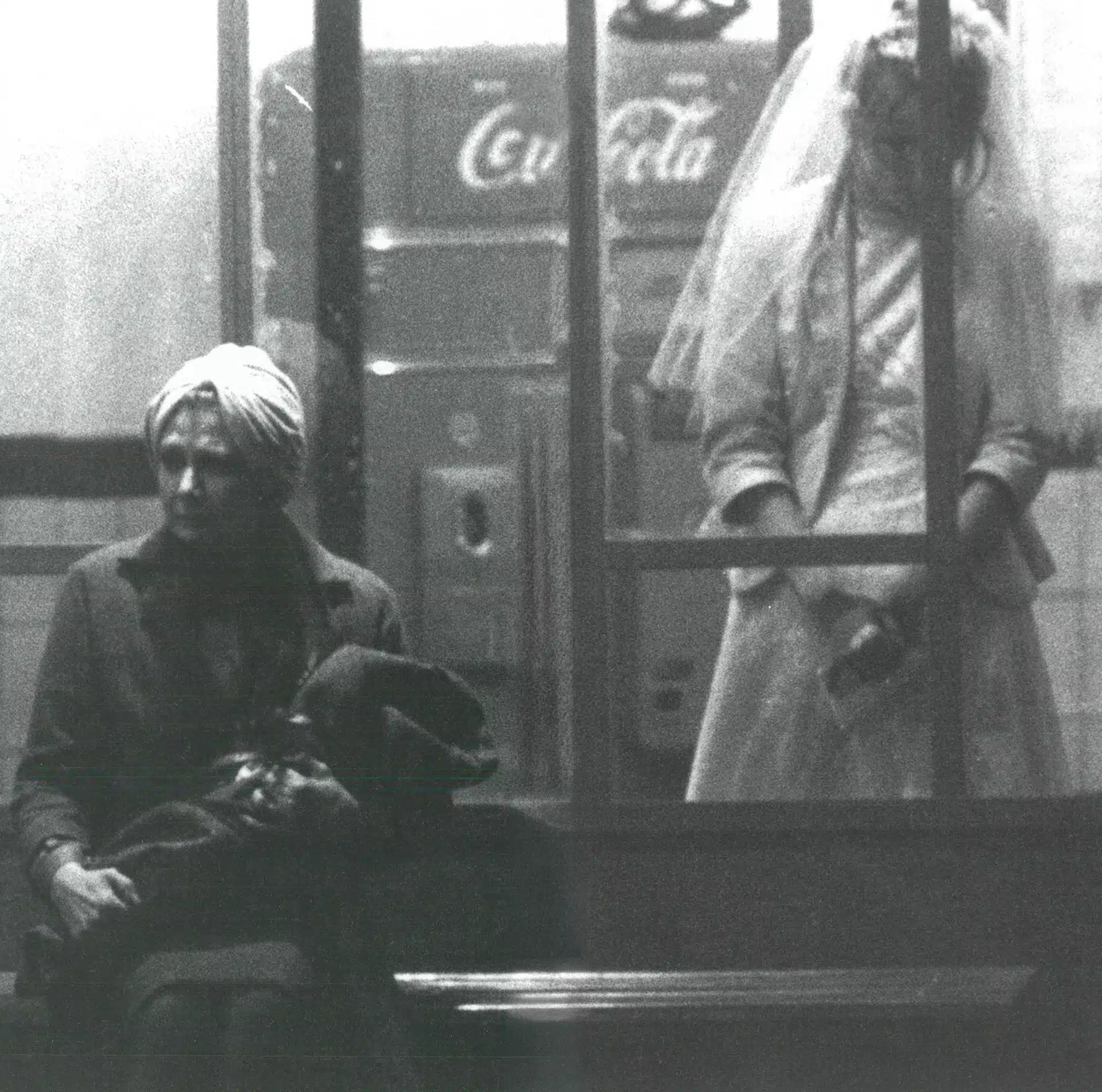 Catherine Bady et Annick Detollenaere dans L’HOMME QUI AVAIT LE SOLEILD ANSS A POCHE de Jean Louvet, décor Jean-Claude De Bemels, lumières et mise en scène Philippe Sireuil, Théâtre du Crépuscule, 1982. Photo Danièle Pierre.