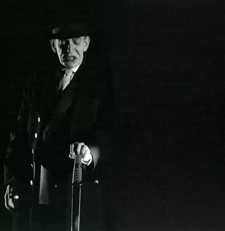 Jean-Pierre Baudson dans PLEUREZ MES YEUX, PLEUREZd ‘après LE Cm de Pierre Corneille, adaptation, décor, lumières et mise en scène Philippe Sireuil, Théâtre National de Belgique, 2010. Photo Zvonock