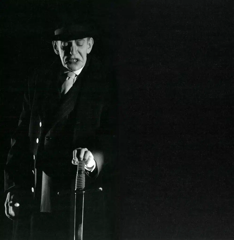 Jean-Pierre Baudson dans PLEUREZ MES YEUX, PLEUREZd ‘après LE Cm de Pierre Corneille, adaptation, décor, lumières et mise en scène Philippe Sireuil, Théâtre National de Belgique, 2010. Photo Zvonock