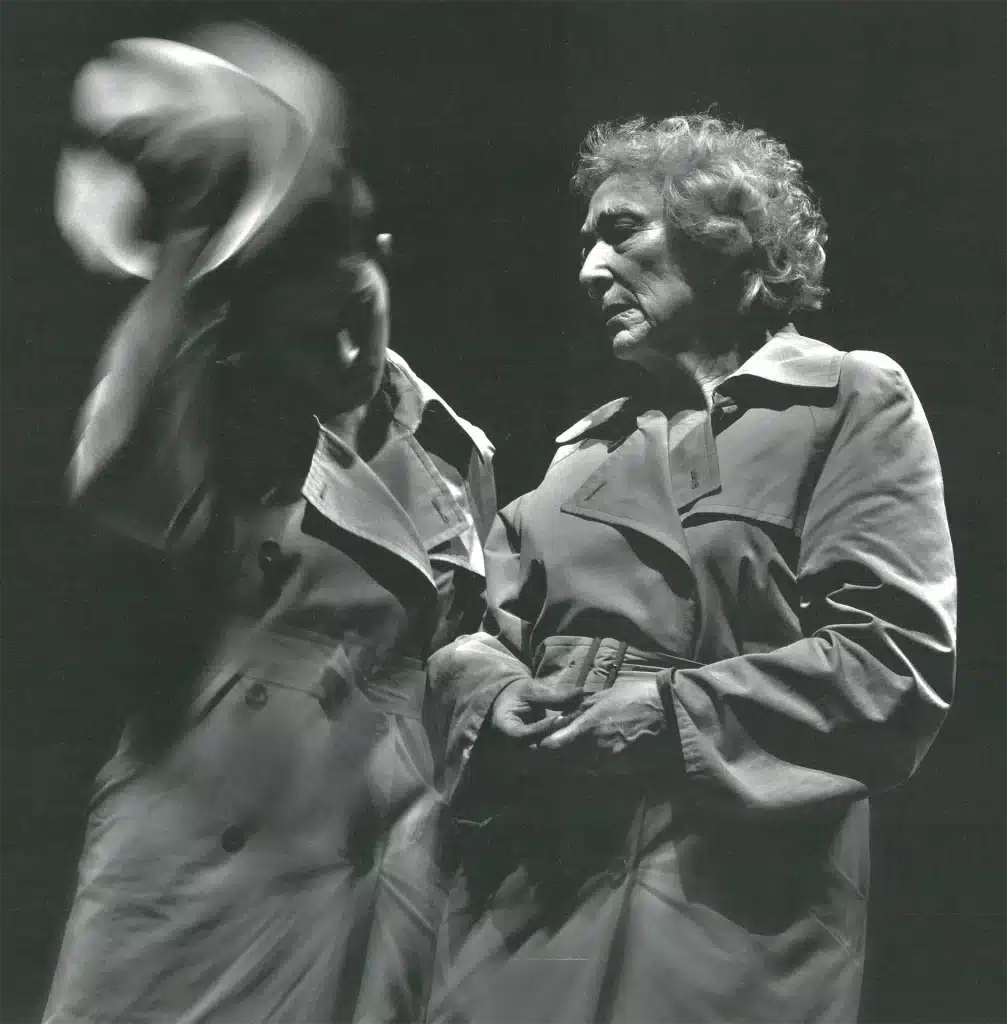 Edwige Baily et Jacqueline Bir dans SAVANNAHB AY de Marguerite Duras, décor, costumes, lumières et mise en scène Philippe Sireuil, La Servante, 2010. Photo Zvonock.