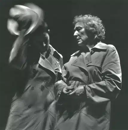 Edwige Baily et Jacqueline Bir dans SAVANNAHB AY de Marguerite Duras, décor, costumes, lumières et mise en scène Philippe Sireuil, La Servante, 2010. Photo Zvonock.