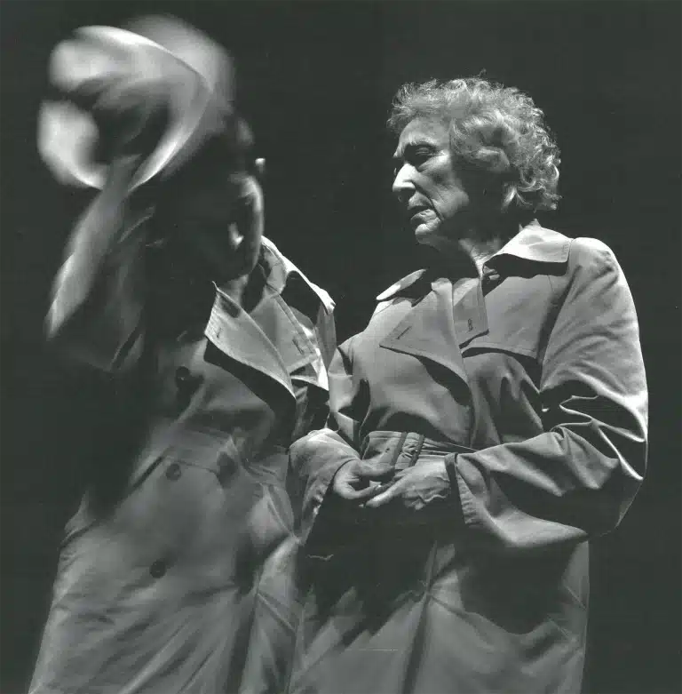 Edwige Baily et Jacqueline Bir dans SAVANNAHB AY de Marguerite Duras, décor, costumes, lumières et mise en scène Philippe Sireuil, La Servante, 2010. Photo Zvonock.