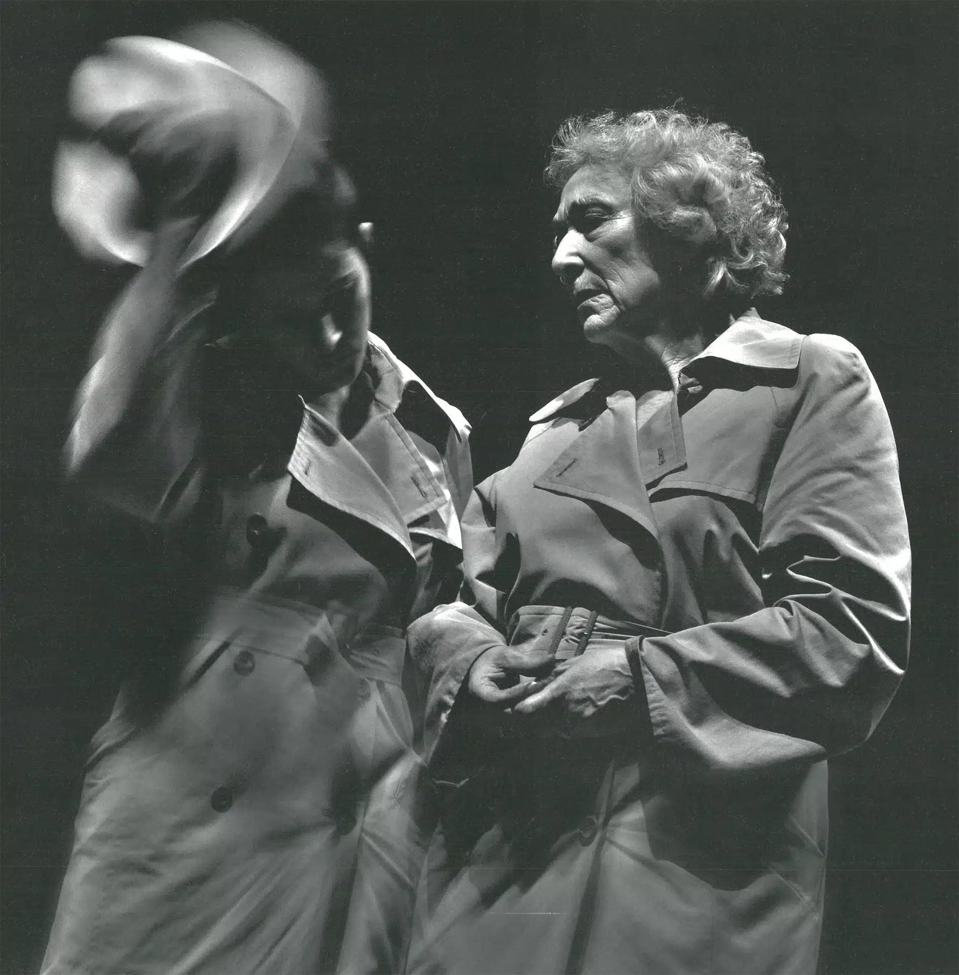 Edwige Baily et Jacqueline Bir dans SAVANNAHB AY de Marguerite Duras, décor, costumes, lumières et mise en scène Philippe Sireuil, La Servante, 2010. Photo Zvonock.