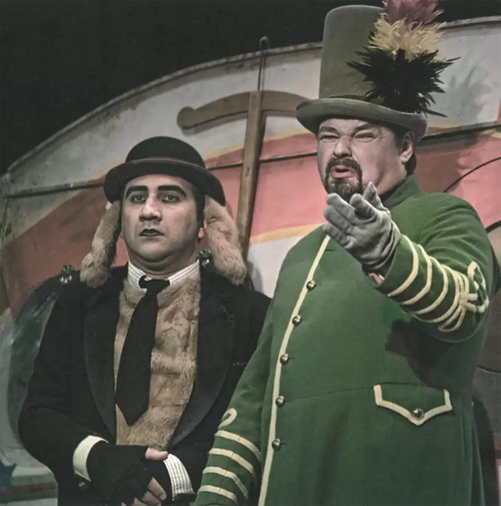 Fabrice Schillaci et Philippe Jeusette dans DIALOGUE D’UN CHIEN AVEC SON MAÎTRE SUR LA NÉCESSITÉ DE MORDRE SES AMIS de Jean-Marie Piemme, lumières, décor et mise en scène Philippe Sireuil, Théâtre National de Belgique, 2007. Photo Serge Bouvet.