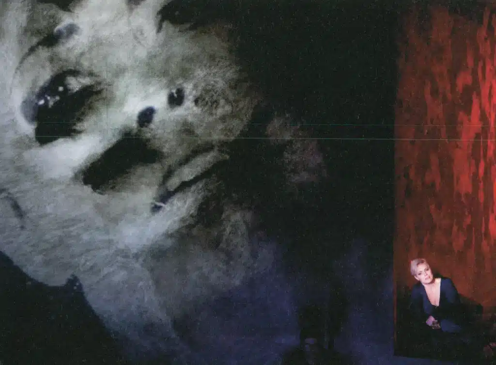 Mireille Delunsch dans LA LUMIÈREA NTIGONE de Pierre Bartholomée, direction musicale Koen Kessels, décor Vincent Lemaire, lumières et mise en scène Philippe Sireuil, Théâtre Royal de La Monnaie, 2008 Photo Johan Jacobs.