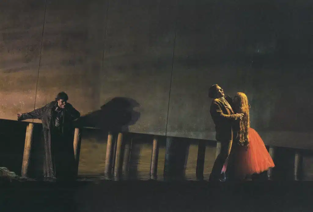Marc Barrard, Anne-Catherine Gillet,
Jean-François Lapoince
dans PELLÉAEST MÉLISANDE
de Claude Debussy,
direction musicale Patrick Davin,
décor Didier Payen,
lumières et mise en scène
Philippe Sireuil,
Opéra Royal de Wallonie,
2007.
Photo Jacky Croisier