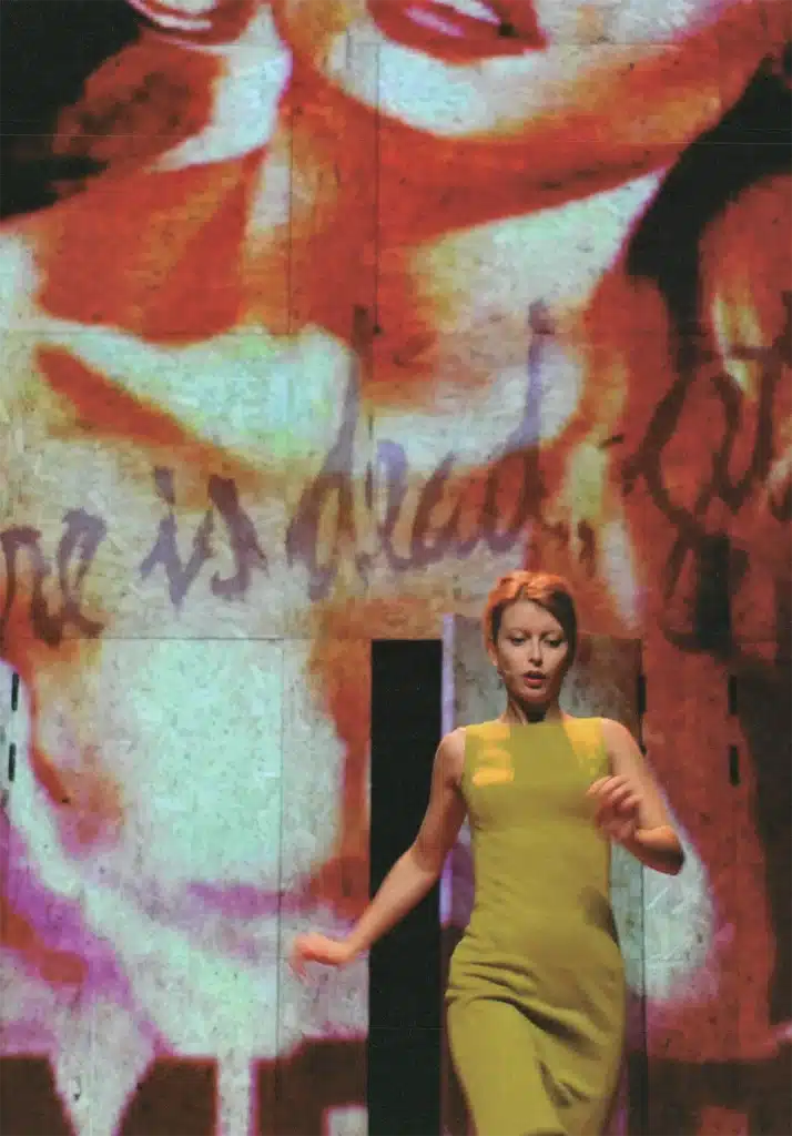 Marie Lecomte dans SHAKESPEARE IS DEAD, GET OVER IT de Paul Pourveur, lumières, décor et mise en scène Philippe Sireuil, Théâtre National de Belgique, 2008. Photo Danièle Pierre.