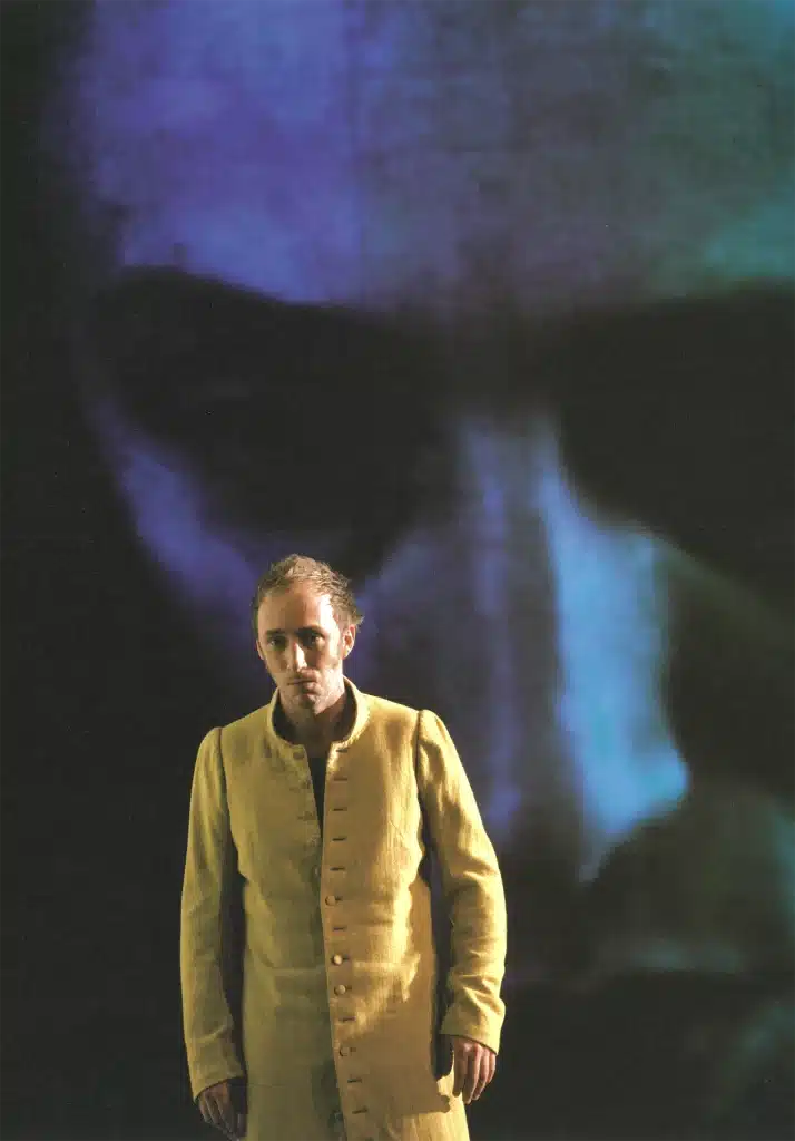 Vincent Bonillo dans BÉRÉNICE de Jean Racine, décor Vincent Lemaire, lumières et mise en scène Philippe Sireuil, Théâtre de Carouge / Atelier de Genève, La Servante, Théâtre de la Place des Martyrs, 2009. Photo Marc Vanappelghem.
