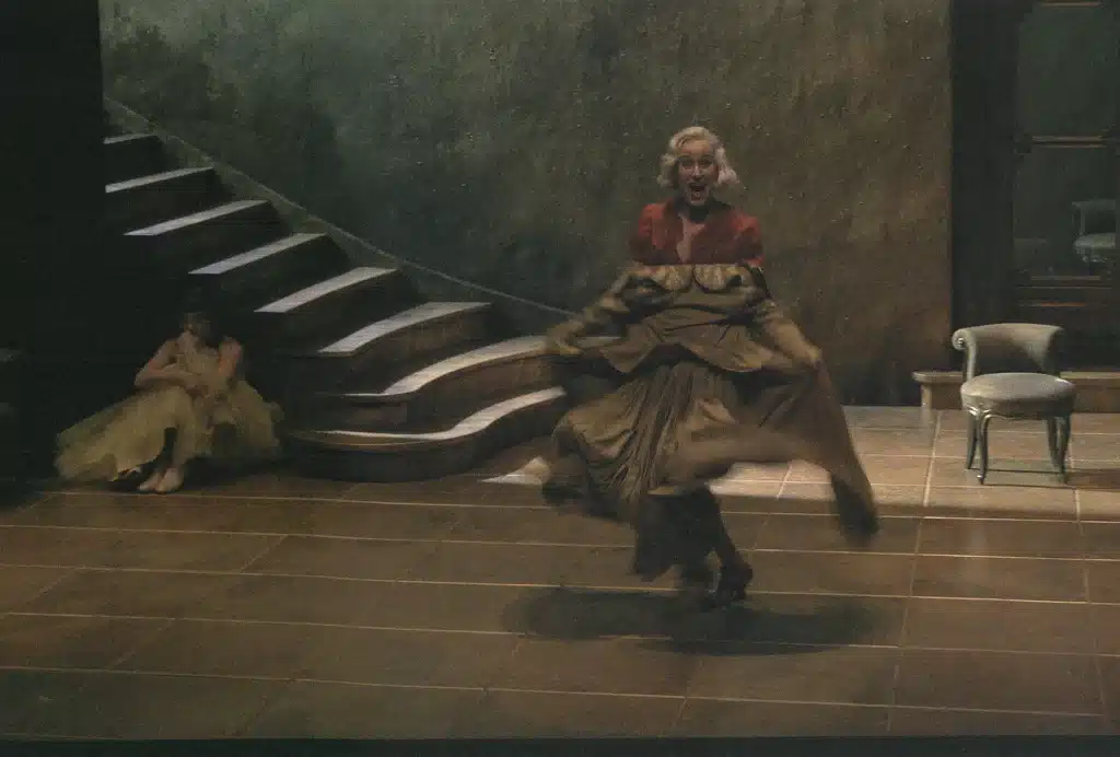 Céline Raller et Valérie Bauchau dans TARTUFFE de Molière, décor Vincent Lemaire, lumières et mise en scène Philippe Sireuil, Théâtre National de Belgique, 2005. Photo Danièle Pierre.
