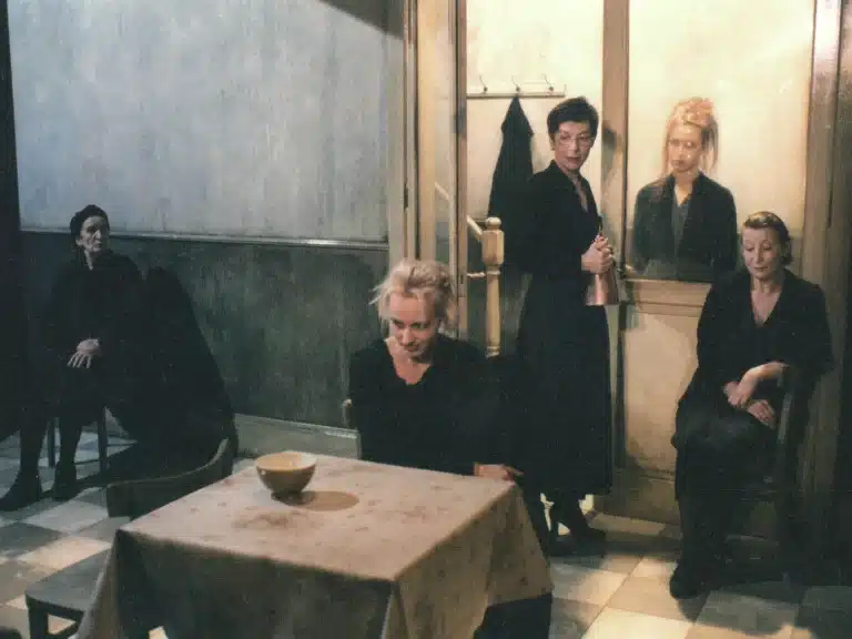 Marie-Ange Dutheil, Valérie Bauchau, Anne Chappuis, Nade Dieu et Janine Godinas dans J’ÉTAIS DANS MA MAISON ET J‘ATTENDAIS QUE LA PLUIE VIENNE de Jean-Luc Lagarce, décor Vincent Lemaire, lumières et mise en scène Philippe Sireuil, Théâtre de !’Ancre de Charleroi, 1998. Photo Véronique Vercheva!.