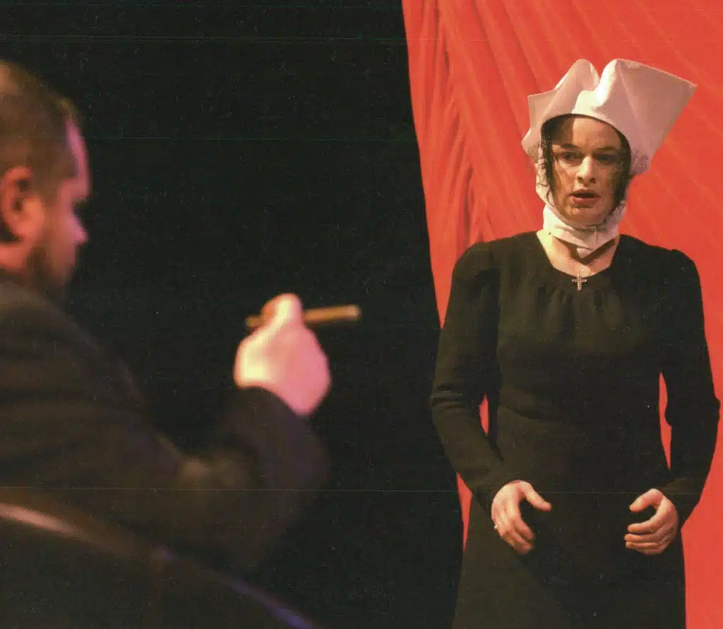 Philippe Jeusette et Céline Raller dans MESURE POUR MESURE de William Shakespeare, décor Vincent Lemaire, lumières et mise en scène Philippe Sireuil, Théâtre National de Belgique, 2006. Photo Véronique Vercheval.