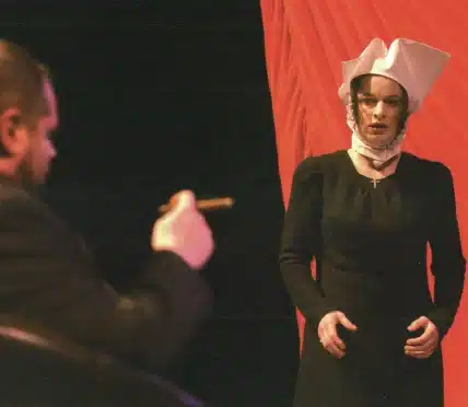 Philippe Jeusette et Céline Raller dans MESURE POUR MESURE de William Shakespeare, décor Vincent Lemaire, lumières et mise en scène Philippe Sireuil, Théâtre National de Belgique, 2006. Photo Véronique Vercheval.