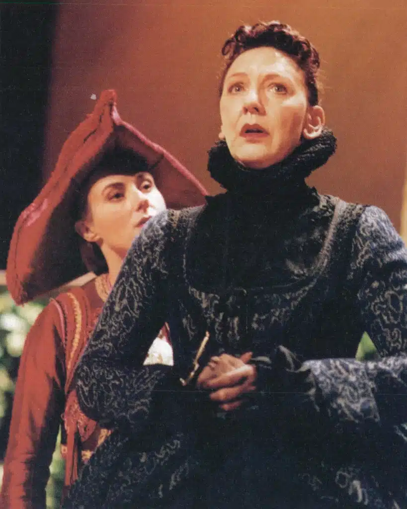 Valérie Bauchau et Anne-Marie Loop dans LE TRIOMPHE DE L’AMOUR de Pierre Cadet de Marivaux, décor Vincent Lemaire, lumières et mise en scène Philippe Sireuil, Atelier Théâtre Jean Vilar et La Servante, 2002. Photo Véronique Vercheval.
