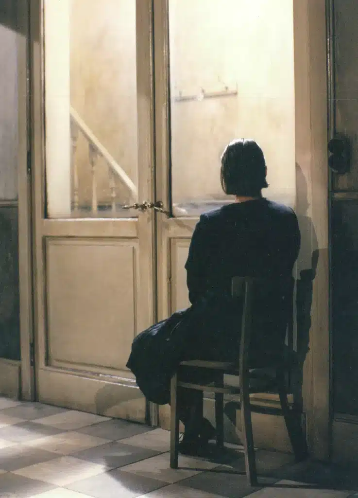 Janine Godinas dans J’ÉTAIS DANS MA MAISON ET J’ATTENDAIS QUE LA PLUIE VIENNE de Jean-Luc Lagarce, décor Vincent Lemaire, lumières et mise en scène Philippe Sireuil, Théâtre de l’ Ancre de Charleroi, 1998. Photo Véronique Vercheval.
