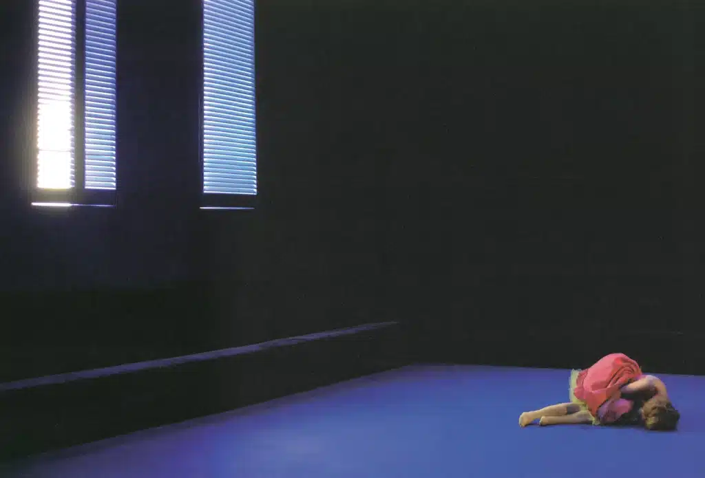 Marie Lecomte dans LE MISANTHROPE de Molière, décor Vincent Lemaire, lumières et mise en scène Philippe Sireuil, Théâtre National de Belgique, 2008. Photo Danièle Pierre.