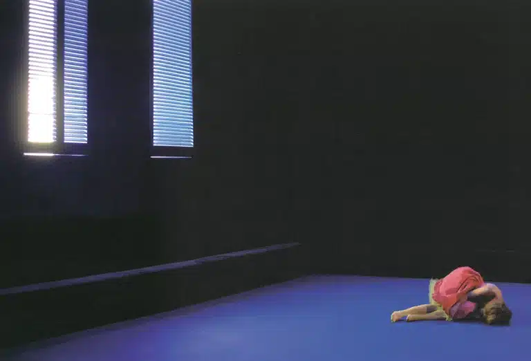 Marie Lecomte dans LE MISANTHROPE de Molière, décor Vincent Lemaire, lumières et mise en scène Philippe Sireuil, Théâtre National de Belgique, 2008. Photo Danièle Pierre.