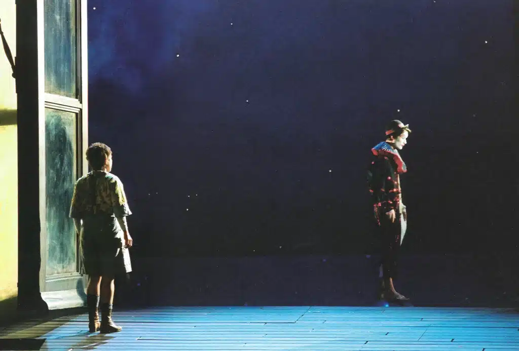 Marie-Belle Sandis dans L’ENFANT ET LES SORTILÈGES de Maurice Ravel, direction musicale Marcello Viotti, décor Vincent Lemaire, lumières et mise en scène Philippe Sireuil, Théâtre Royal de La Monnaie, 2001. Photo Johan Jacobs.