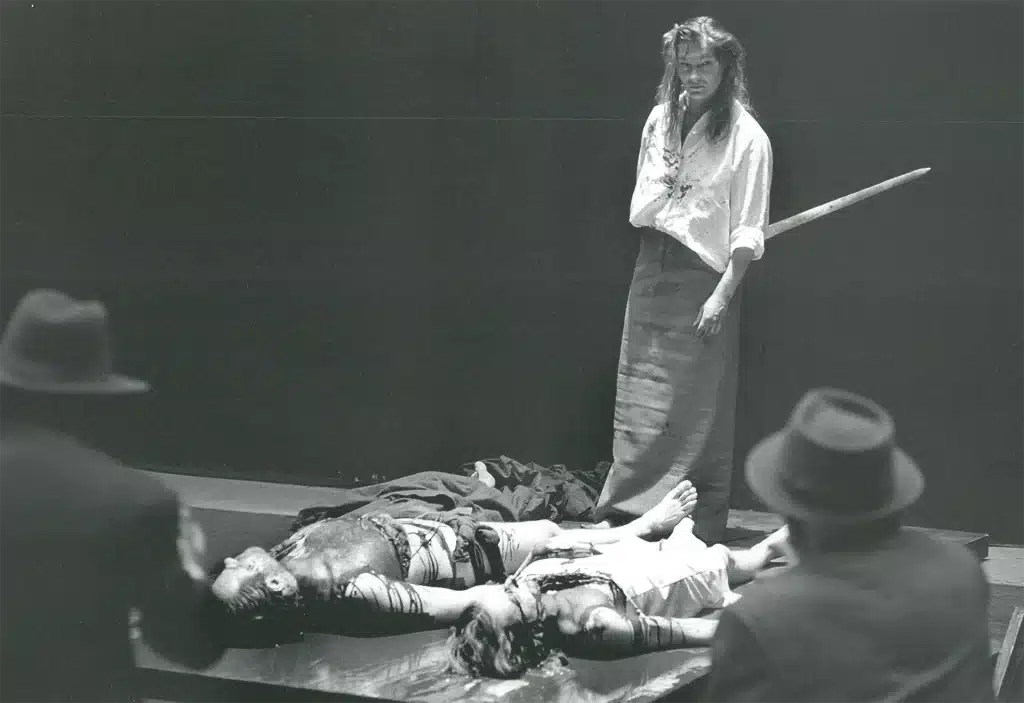 Edith Clever, Peter Fitz et Eike Petri dans L’ORESTIE d’Eschyle, mise en scène Peter Stein, Schaubühne, Berlin, 1982 Photo Ruth Walz.