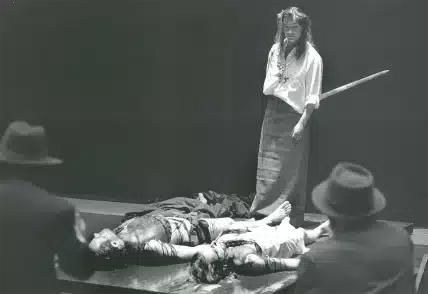 Edith Clever, Peter Fitz et Eike Petri dans L’ORESTIE d’Eschyle, mise en scène Peter Stein, Schaubühne, Berlin, 1982 Photo Ruth Walz.