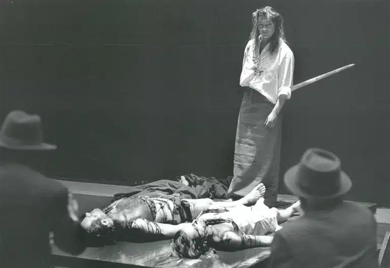 Edith Clever, Peter Fitz et Eike Petri dans L’ORESTIE d’Eschyle, mise en scène Peter Stein, Schaubühne, Berlin, 1982 Photo Ruth Walz.