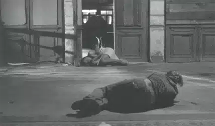 SALLE D’ATTENTE, écrie et mis en scène par Villiam Dočolomanský, 2006. Photo Viktor Kronbauer.