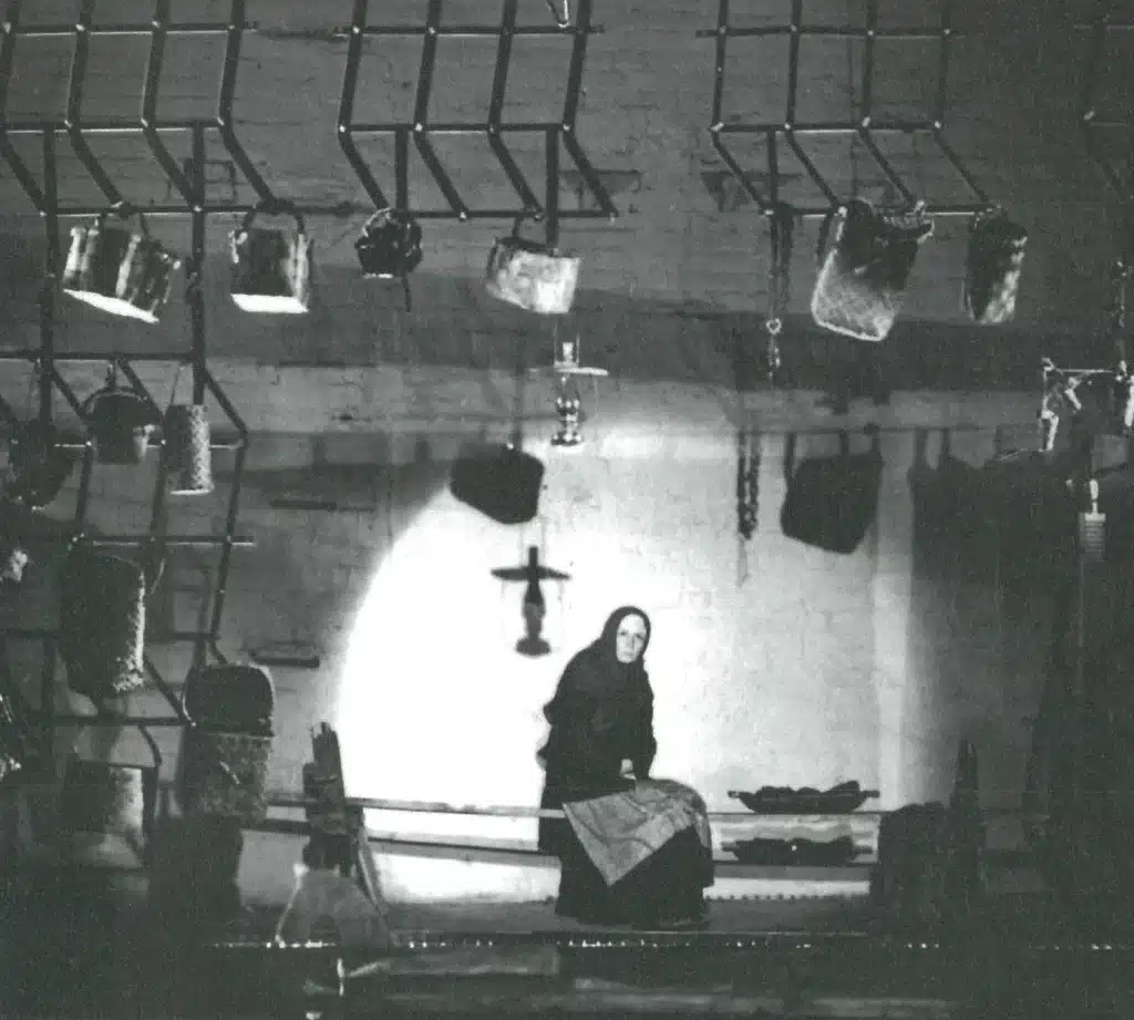 Alla Demidova (qui interprète Vassilissa Melentievna) dans LES CHEVAUX DE BOIS d’après F. Abramov, mise en scène Iouri Lioubimov, Théâtre de la Taganka, 1974. Le décor, composé de herses agricoles et d’objets en tulle et en bois est de David Borovski. Photo D. R.