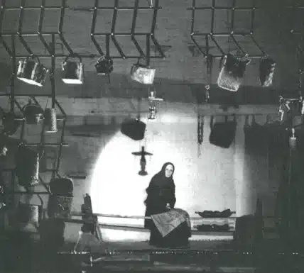 Alla Demidova (qui interprète Vassilissa Melentievna) dans LES CHEVAUX DE BOIS d’après F. Abramov, mise en scène Iouri Lioubimov, Théâtre de la Taganka, 1974. Le décor, composé de herses agricoles et d’objets en tulle et en bois est de David Borovski. Photo D. R.