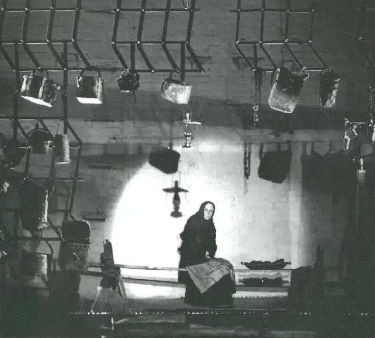 Alla Demidova (qui interprète Vassilissa Melentievna) dans LES CHEVAUX DE BOIS d’après F. Abramov, mise en scène Iouri Lioubimov, Théâtre de la Taganka, 1974. Le décor, composé de herses agricoles et d’objets en tulle et en bois est de David Borovski. Photo D. R.