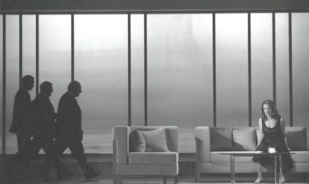 Sarah Tynan dans IDOMENEOde Mozart, mise en scène Katie Mitchell, English National Opera, juin 2010. Photo Stephen Cummiskey.