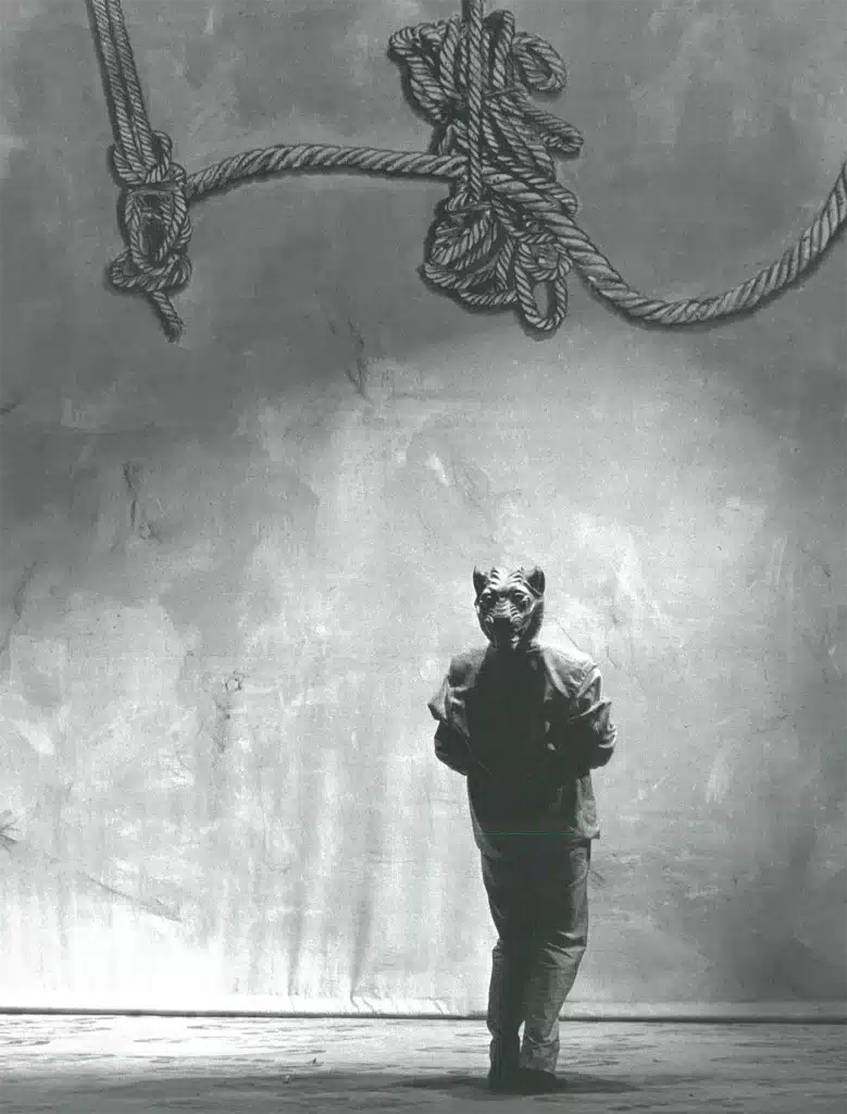 Gilles Arbona dans LES PUPILLES DU TIGRE, de Paul Emond, décor Johan Daenen, lumières et mise en scène Philippe Sireuil, Théâtre Varia, 1986. Photo Paul Versele.