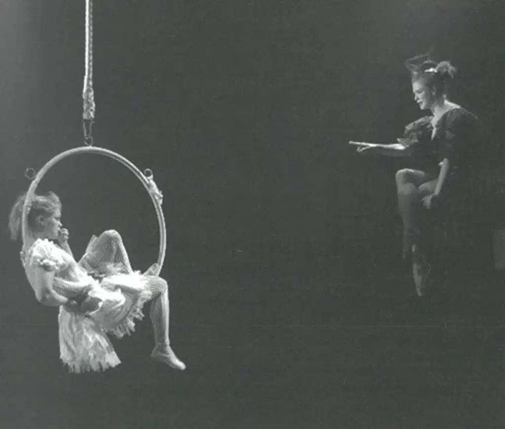 Margret Vilhjalmsdottir et Nina Dogg Filippusdottir dans ROMEO & ]ULIET de William Shakespeare, mise en scène Vesturport, Young Vic Theatre, Londres, 2003. Photo Vesturport.