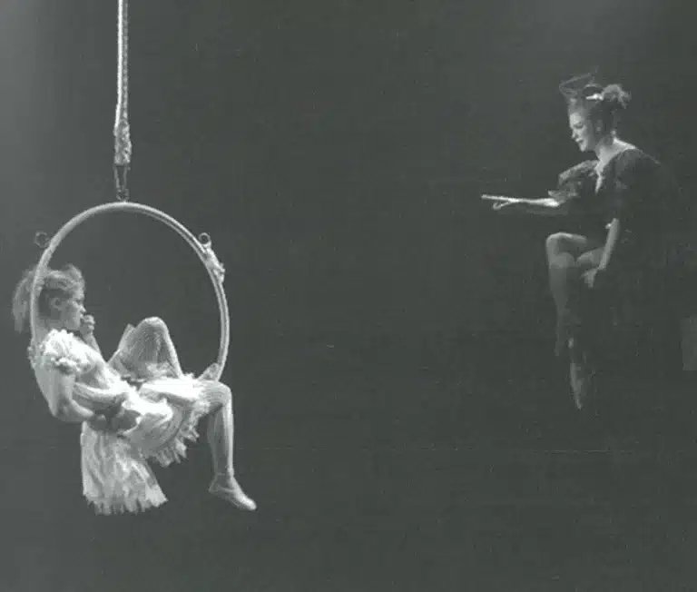 Margret Vilhjalmsdottir et Nina Dogg Filippusdottir dans ROMEO & ]ULIET de William Shakespeare, mise en scène Vesturport, Young Vic Theatre, Londres, 2003. Photo Vesturport.